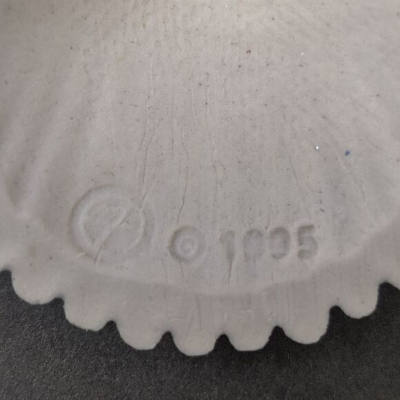 🎅 Margaret Furlong Ornament Vintage 1995 Shell Angel Wreath Porcelain Ceramic - Picture 6 of 7